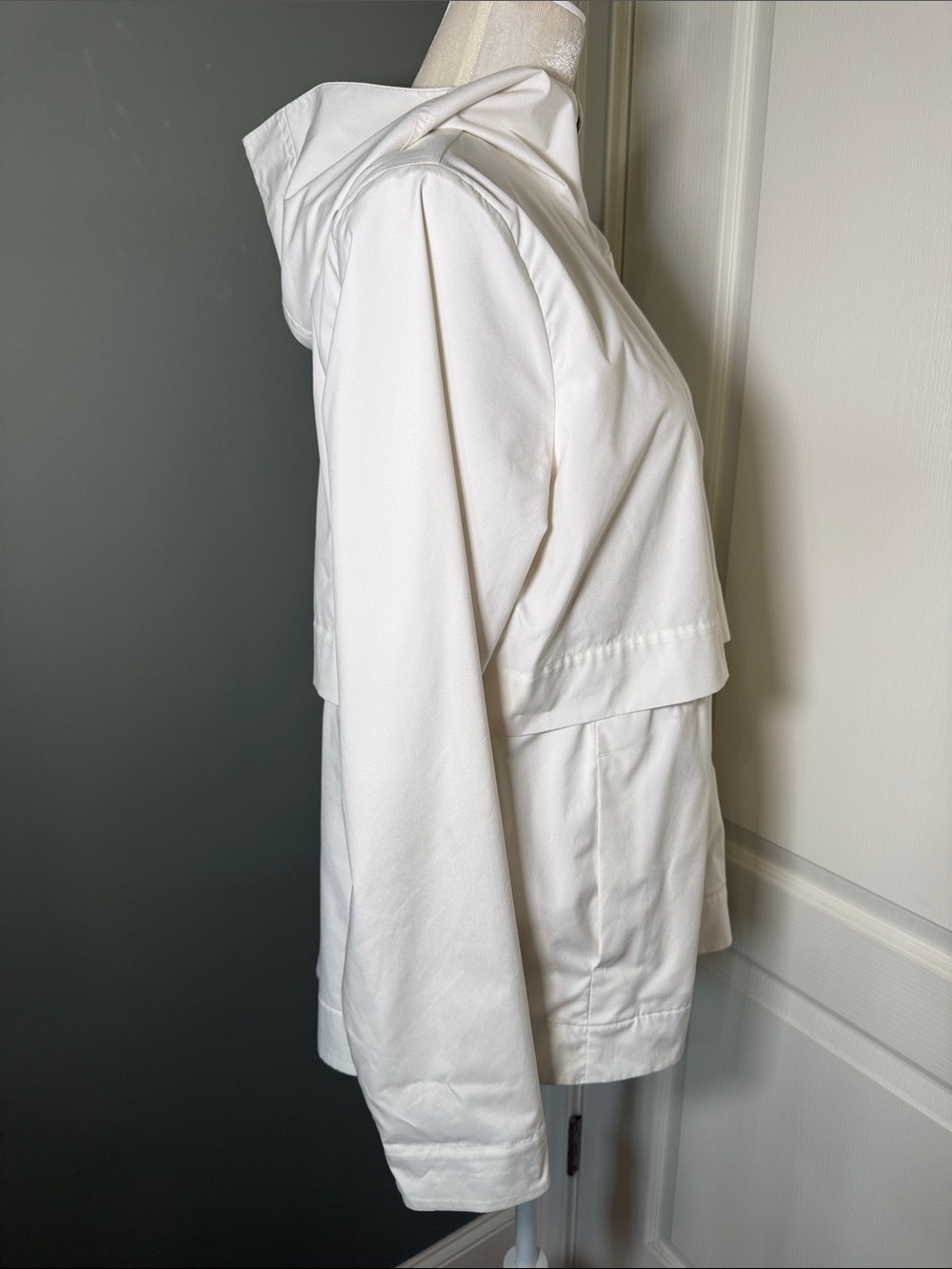 Lululemon White Hooded Rain Jacket Zip Front Windbreaker Size 12 - Picture 6 of 10